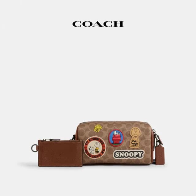 【COACH】蔻馳官方直營 COACH X PEANUTS AXEL經典Logo貼飾斜背手袋-青銅色硬體/棕黃色 混合色(CBS96)