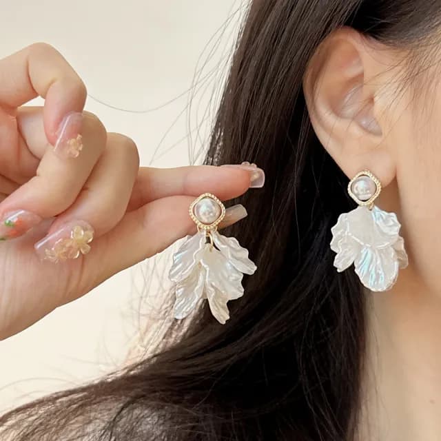 【MISS KOREA】韓國設計溫柔氣質貝殼花朵珍珠造型夾式耳環(無耳洞耳環 耳夾 夾式耳環 花朵耳環 珍珠耳環)