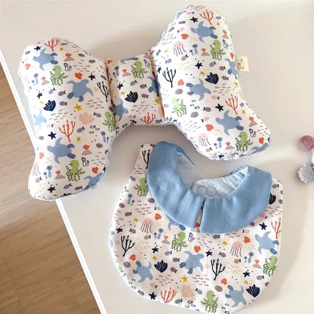 【Lianne baby】彌月禮物 海龜圍兜 嬰兒枕 彌月禮盒(週歲禮 嬰兒禮盒 滿月禮 收涎禮)