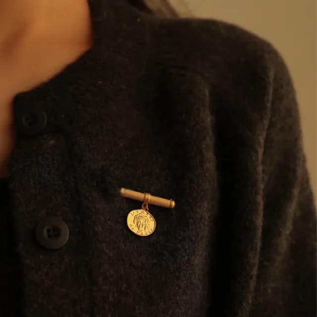 【LEESA】情人節禮物 小香胸針\個性別針\金幣胸針\一字型別針\帽子別針\多功能胸針\包包別針\別針\胸針\圍