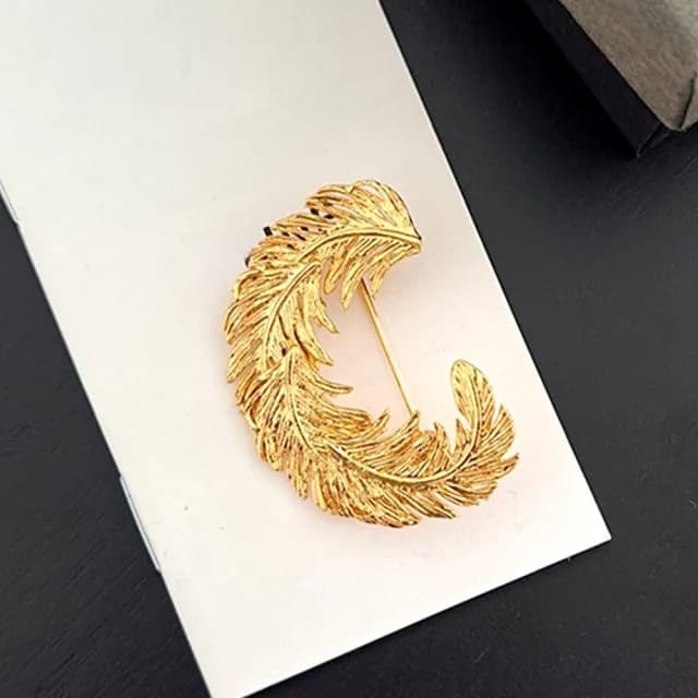 【KT DADA】金屬胸針 高級感 金色胸針 羽毛胸針 毛衣胸針 飾品 造型別針 小禮物 生日禮物 謝師禮物 胸