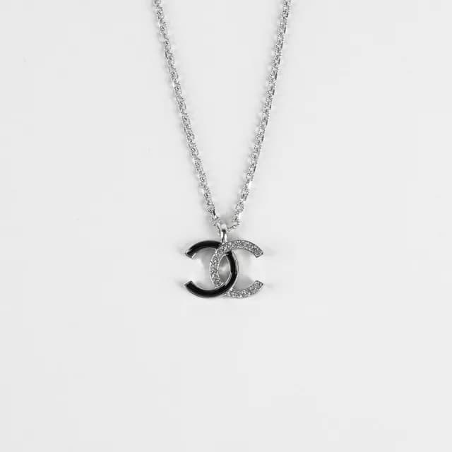 【CHANEL 香奈兒】水鑽及琺瑯雙色造型 CC Logo 項鍊(黑色/銀色)