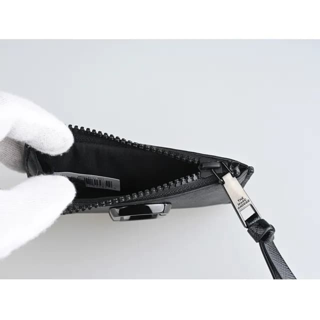 【MARC JACOBS】MARC JACOBS SNAPSHOT DTM經典雙J黑字LOGO防刮牛皮設計2卡拉鍊卡片零錢包(黑)