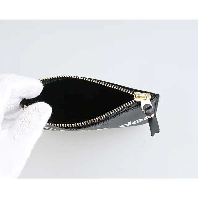 【Comme Des Garcons CDG】情人節禮物 COMME DES GARCONS川久保玲 經典燙字LOGO英文印花牛皮拉鍊零錢包(黑)