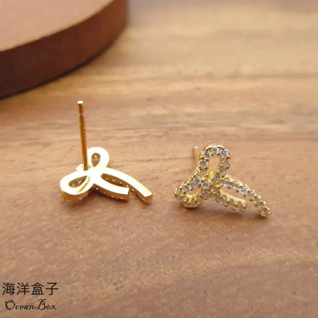 【海洋盒子】絕美滿鑽鋯石蝴蝶結緞帶針式925純銀金色耳環(鍍金貼耳耳環)