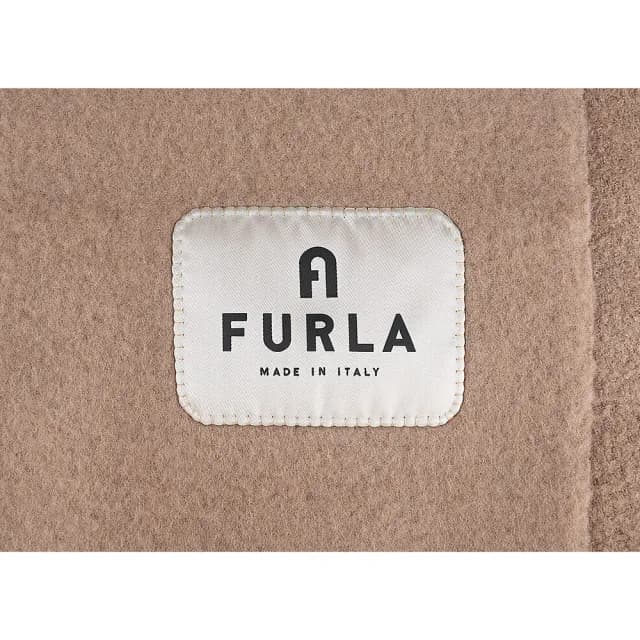 【FURLA 芙拉】FURLA Moon布標標誌LOGO羊毛搭流蘇混紡圍巾(沙漠褐)