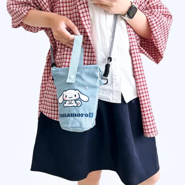 【SANRIO 三麗鷗】新款丹寧拉鍊手機包美樂蒂酷洛米大耳狗HELLO KITTY凱蒂旅行隨身包(生日禮物女兒女友禮物)