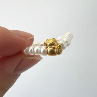 【Penny珮妮】黃金999迷你招財貓珍珠彈力繩指環戒指(母親節 送女友 交換禮物 生日 情人節 尾牙 新年 結婚)