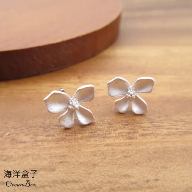 【海洋盒子】甜美清新不規則磨砂拉絲小花S925純銀耳環(貼耳耳環)