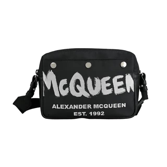 【Alexander McQueen】Alexander McQueen 印花塗鴉斜背包(黑)