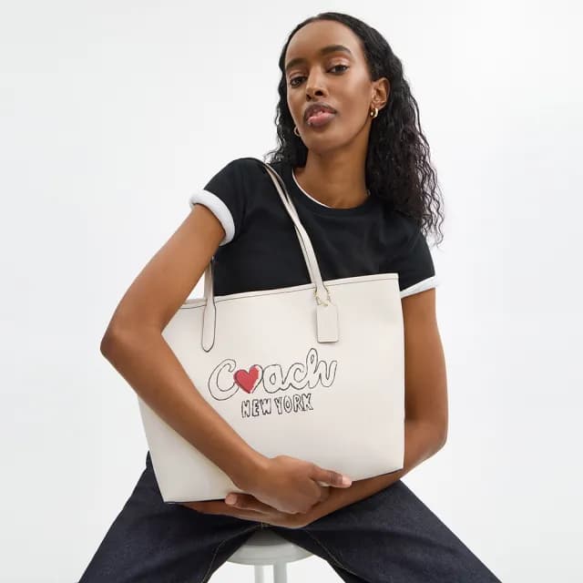 【COACH】蔻馳官方直營 CITY托特包 托特手袋COACH文字圖案-IM/粉筆白色 混合色(CBS70)