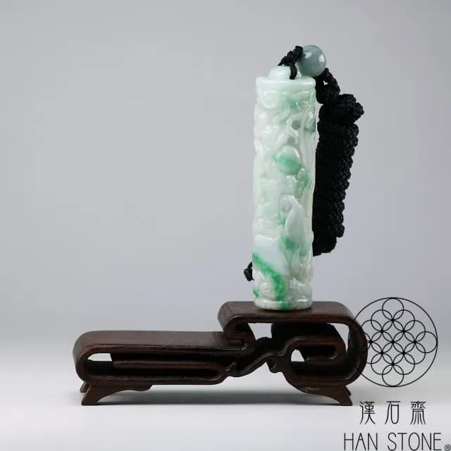 【漢石齋】情人節禮物 天然翡翠A貨 升龍柱玉佩吊墜 飄花種帶辣綠(17*15*69mm)