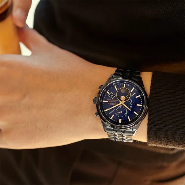 【CITIZEN 星辰】韋禮安廣告款 光動能電波萬年曆月相手錶 禮物 送禮 推薦(BY1035-56L)