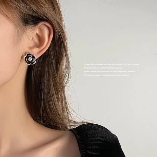 【溫柔必備】法式氣質山茶花珍珠耳環(立體 耳飾 花瓣耳環 花朵 耳釘 約會 穿搭單品 黑色)