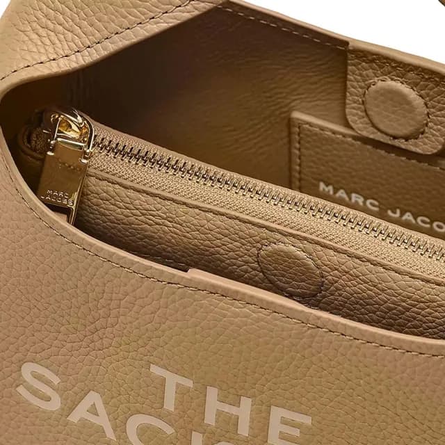【MARC JACOBS】官方直送 THE SACK 駱駝棕迷你皮革手袋