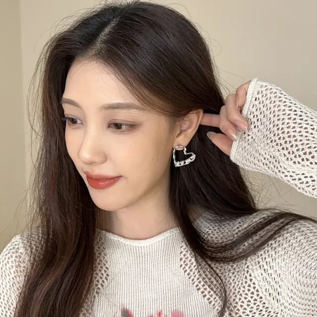 【00:00】韓國設計不規則愛心線條寶石造型夾式耳環(無耳洞耳環 耳夾 夾式耳環 愛心耳環 寶石耳環)