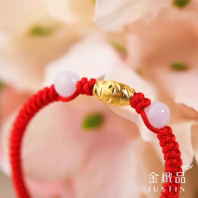 【金緻品】黃金兒禮 玉盈祈願 紅繩手鍊 0.14錢(寶寶金飾 彌月禮盒 平安玉 桶珠 金玉滿堂 新生兒)