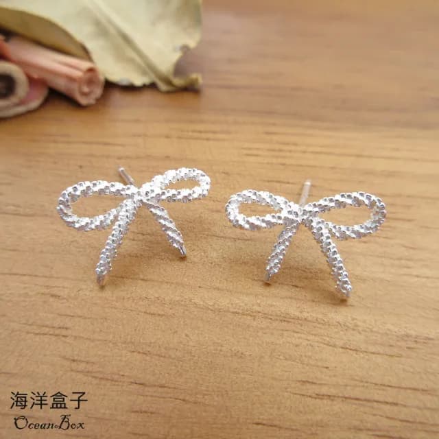 【海洋盒子】甜美亮眼雪花蝴蝶結緞帶S925純銀耳環(925純銀耳環.耳針式貼耳耳環)