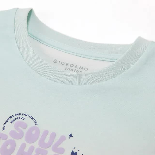 【GIORDANO 佐丹奴】童裝紮染SOUL TO HEAL印花TEE(91 清水藍X蘭花瓣紫)
