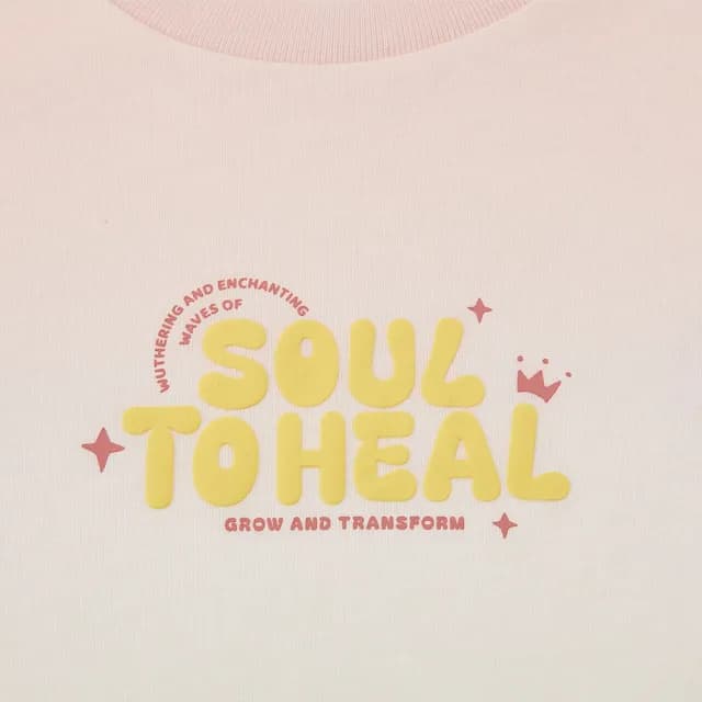 【GIORDANO 佐丹奴】童裝紮染SOUL TO HEAL印花TEE(92 桃皮粉紅X蠟黃)