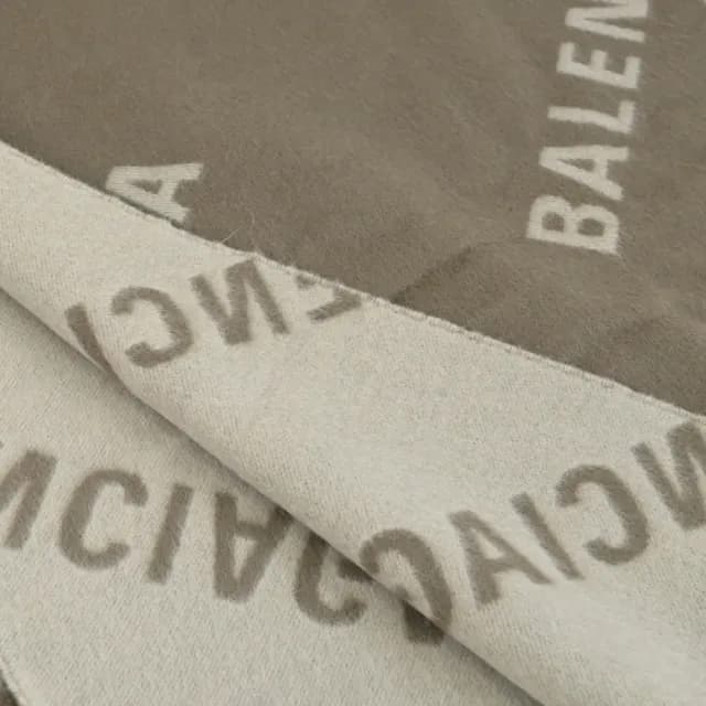 【Balenciaga 巴黎世家】經典滿版LOGO雙面純羊毛披肩長圍巾(淺褐色)