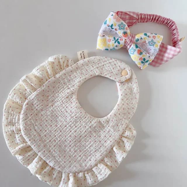 【Lianne baby】MIT手作職人女嬰莓好花兔 圍兜髮帶兩件組嬰兒禮物(滿月禮 收涎禮物 週歲禮 彌月禮盒)