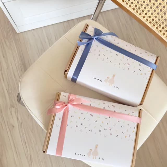 【Lianne baby】MIT手作職人女嬰莓好花兔 圍兜髮帶兩件組嬰兒禮物(滿月禮 收涎禮物 週歲禮 彌月禮盒)
