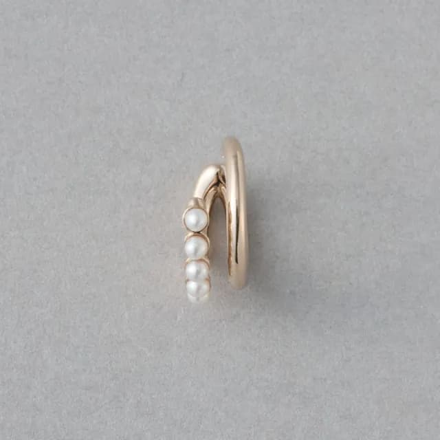【ete】Peek Cuff 珍珠排列比克耳釦(粉霧金色)