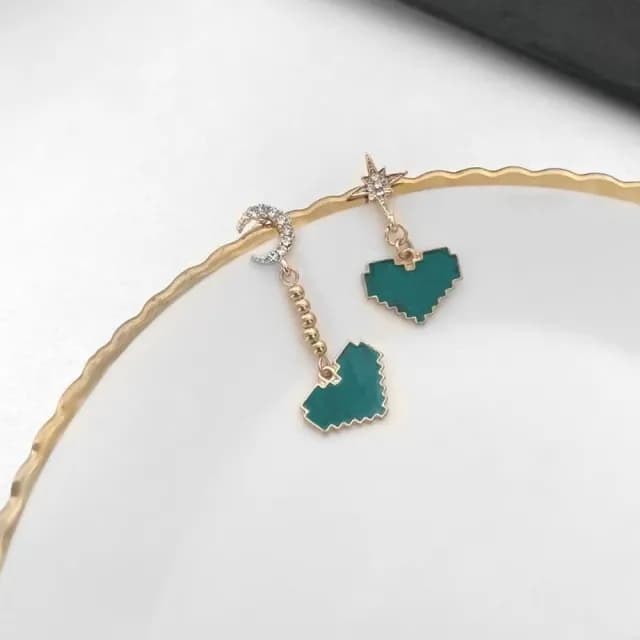 【日系甜美】鑲鑽星芒月亮綠愛心耳墜耳環(不對稱 耳針 耳釘 耳飾 穿搭配件 飾品 復古 洋裝)