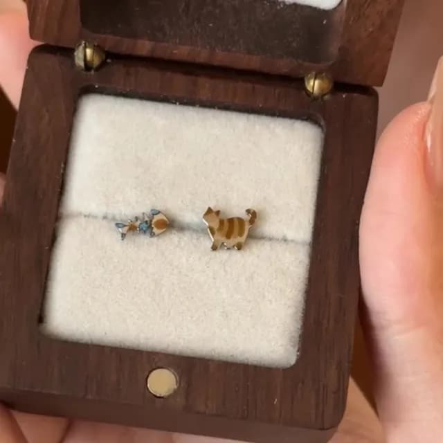 【魚のNeco】不對稱貓咪小魚耳環1對(魚骨 耳墜 耳飾 耳針 耳釘 首飾 情人節 閨蜜 禮物)