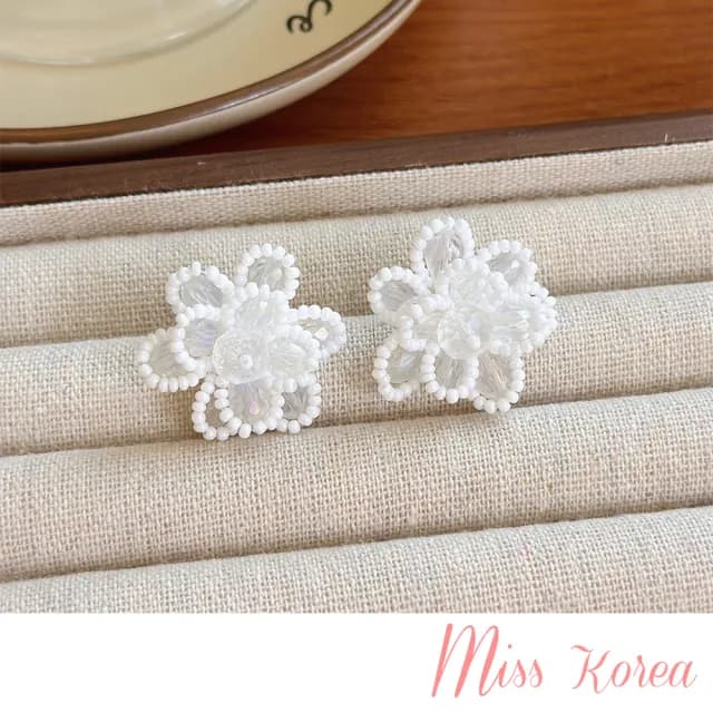 【MISS KOREA】韓國設計超仙白色串珠花朵造型夾式耳環(無耳洞耳環 耳夾 夾式耳環 串珠耳環 花朵耳環)