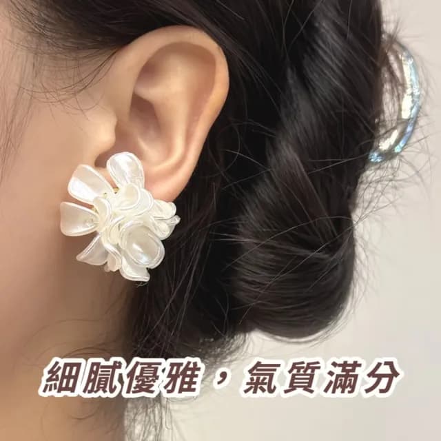 【韓系單品】復古甜美白色花球造型耳環(耳針 耳釘 耳飾 穿搭配件 飾品 復古 洋裝)