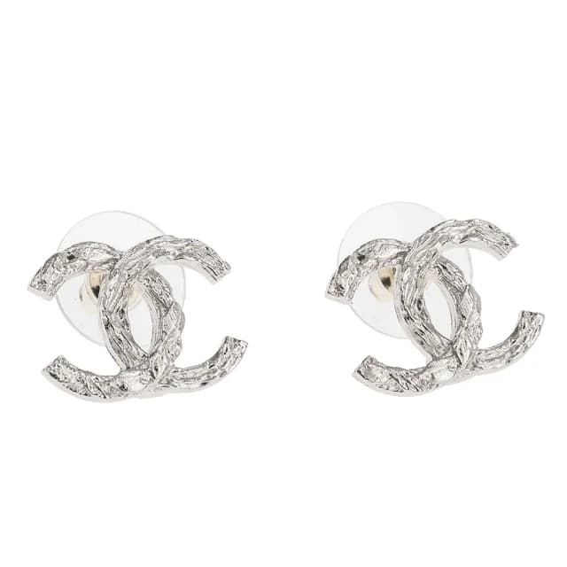 【CHANEL 香奈兒】新款雙C LOGO 樹紋造型穿式耳環(銀色)
