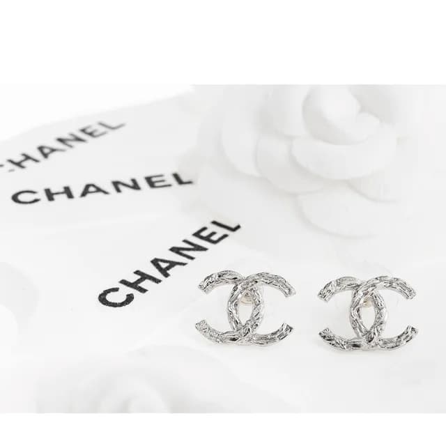 【CHANEL 香奈兒】新款雙C LOGO 樹紋造型穿式耳環(銀色)