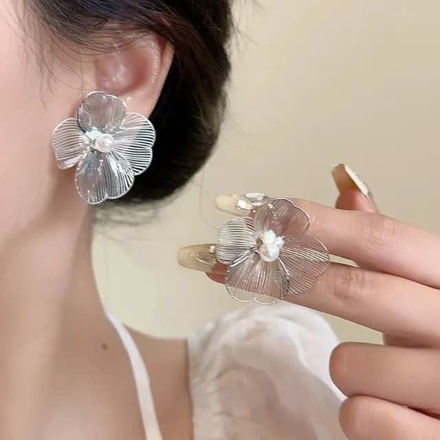 【Emi 艾迷】韓系迷惑夏夜珍珠花朵 925銀針耳環 無耳洞夾式耳環 耳夾(925銀耳針/蚊香盤耳夾)