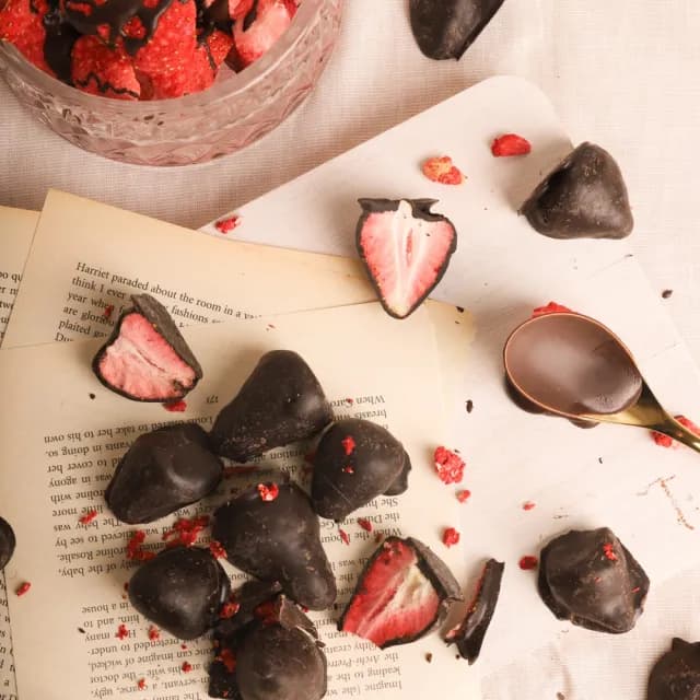 【MyDearStrawberries】超薄層手工黑巧草莓10入獨立袋裝(草莓巧克力/酥脆零嘴/送禮推薦/情人節巧克力)(雙11