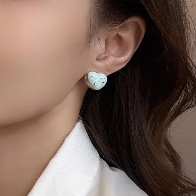【百搭配件】韓版海鹽奶藍蝴蝶結愛心耳環(耳釘 耳針 耳飾 耳扣 飾品 穿搭配件 銀色)
