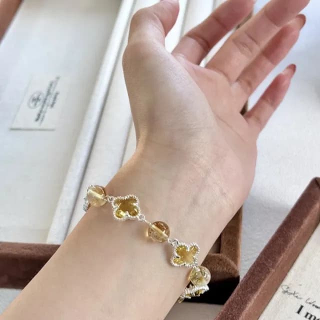 【五花飾品】金邊四葉草金虎眼石手鍊(黃水晶 手飾 手環 手串 花朵 配飾 貴氣 高貴 夢幻)