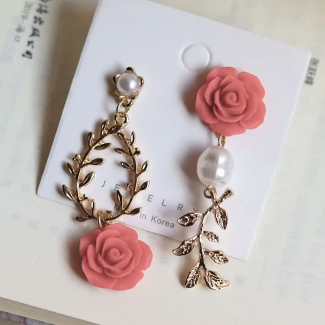 【穿搭配件】法式復古胭脂紅玫瑰花夾式耳環(無耳洞 不對稱 浪漫氣質 玫瑰珍珠 耳夾式 耳飾 洋裝)