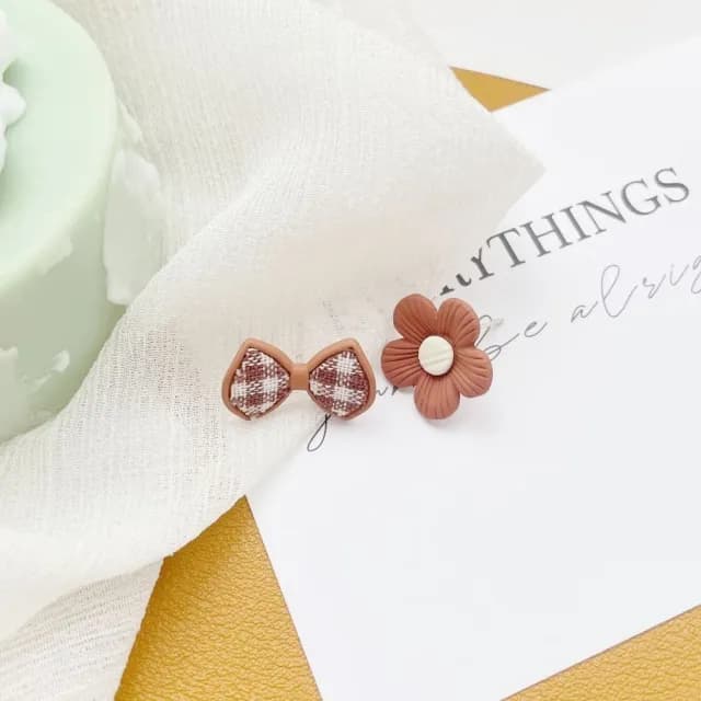 【秋冬日常】S925銀針法式不對稱花朵蝴蝶結耳環(耳針 耳釘 耳飾 穿搭配件 飾品 復古 洋裝)