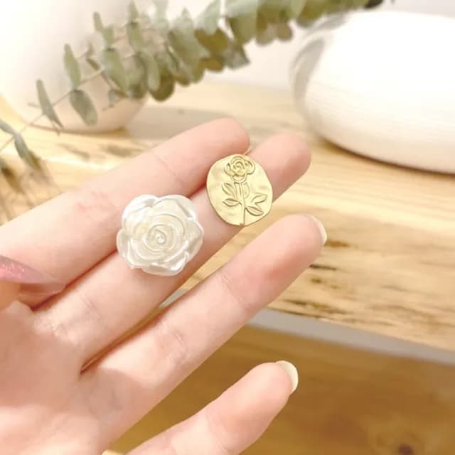 【氣質單品】法式復古不對稱立體玫瑰花耳環(耳針 耳釘 耳飾 穿搭配件 飾品 復古 洋裝)