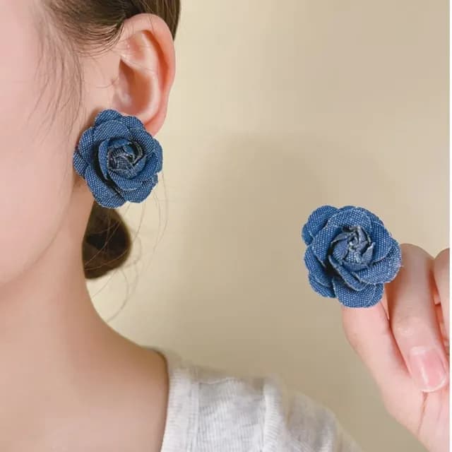 【加州玫瑰】法式復古立體牛仔藍花朵耳環(輕奢高級感 耳釘 耳針 耳飾 飾品 穿搭配件)