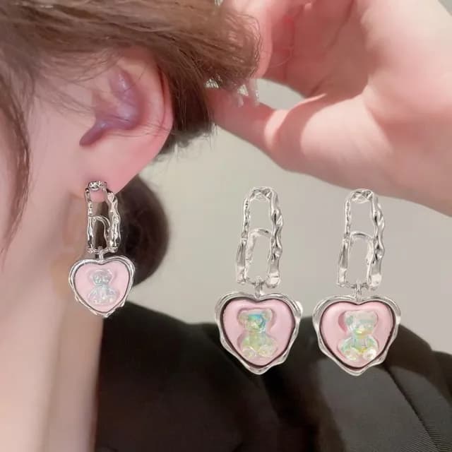 【日韓甜酷】皺褶小熊垂墜耳環1對(愛心 珠光 飾品 耳飾 耳釘 耳針 耳扣 首飾)