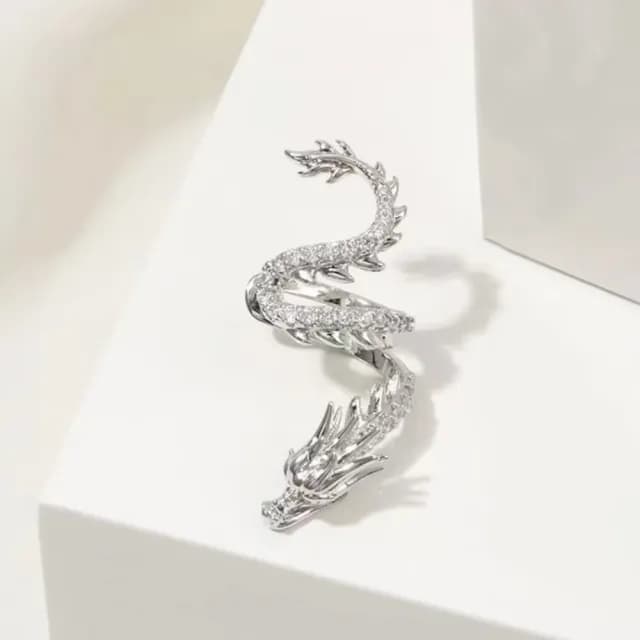 【輕奢單品】高級感銀龍本命年耳骨夾(無耳洞可 一對 高雅氣質 耳飾 耳環 耳夾式 銀色 穿搭配件 飾品)