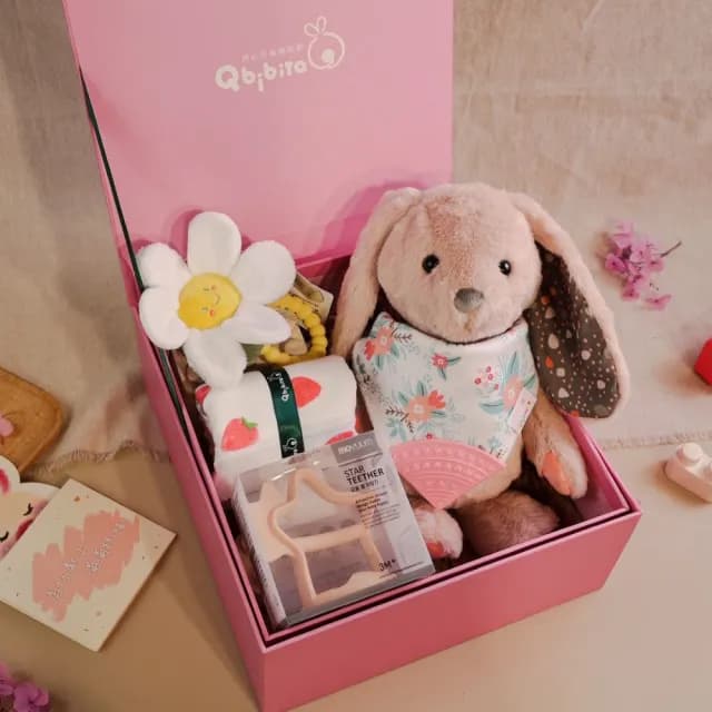 【Qbibiya】如花似玉-安撫娃娃+萬用巾+圍兜+手搖鈴+固齒器(新生禮/滿月禮盒彌月禮盒/生日禮)