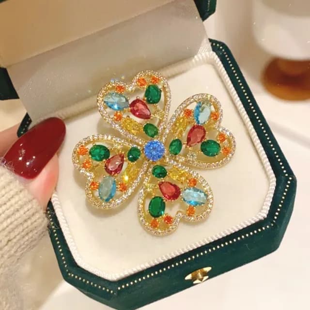 【別緻炫彩】多巴胺四葉草胸針(彩色 別針 滿鑽 優雅 百搭 生日 情人節 禮物 女 飾品 西裝)