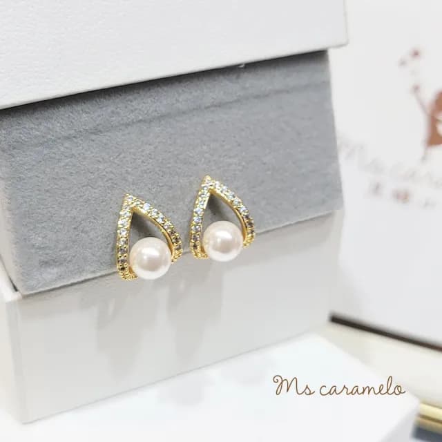 【Ms caramelo 焦糖小姐】夾式耳環 V型幾何貝珠耳環(鋯石耳環)