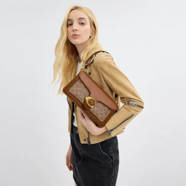 【COACH】蔻馳官方直營 TABBY 26 經典 SIGNATURE 帆布單肩手袋 單肩包 肩背包-B4/棕黃色 棕色(CI032)