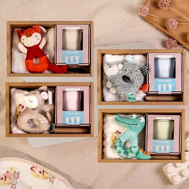 【Qbibiya】俏皮小禮盒多款-愛喝水水杯+手搖鈴+豆豆毯肚圍多款(滿月彌月新生兒生日禮)