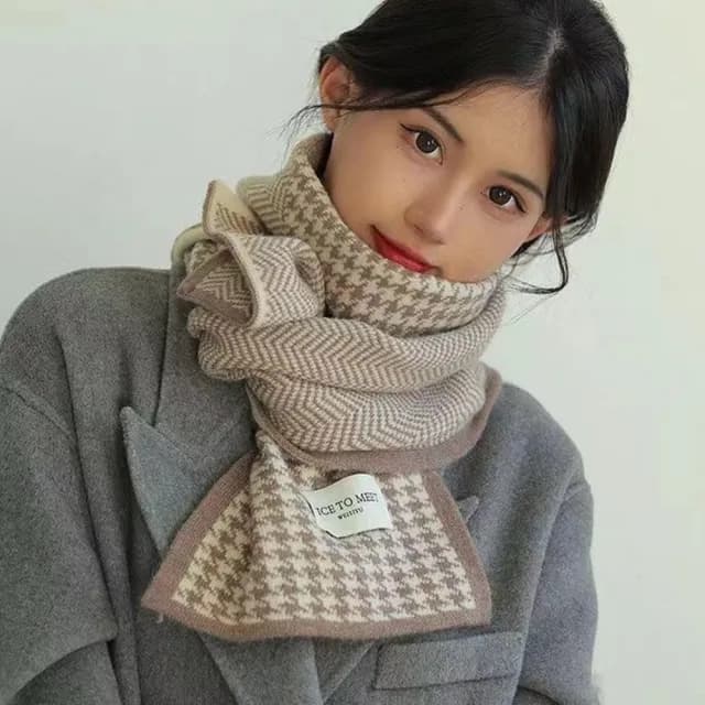 【Oni 歐妮】百搭情侶款 針織保暖加厚千鳥格雙面設計 防風男女圍巾圍脖披肩(奶茶膚)